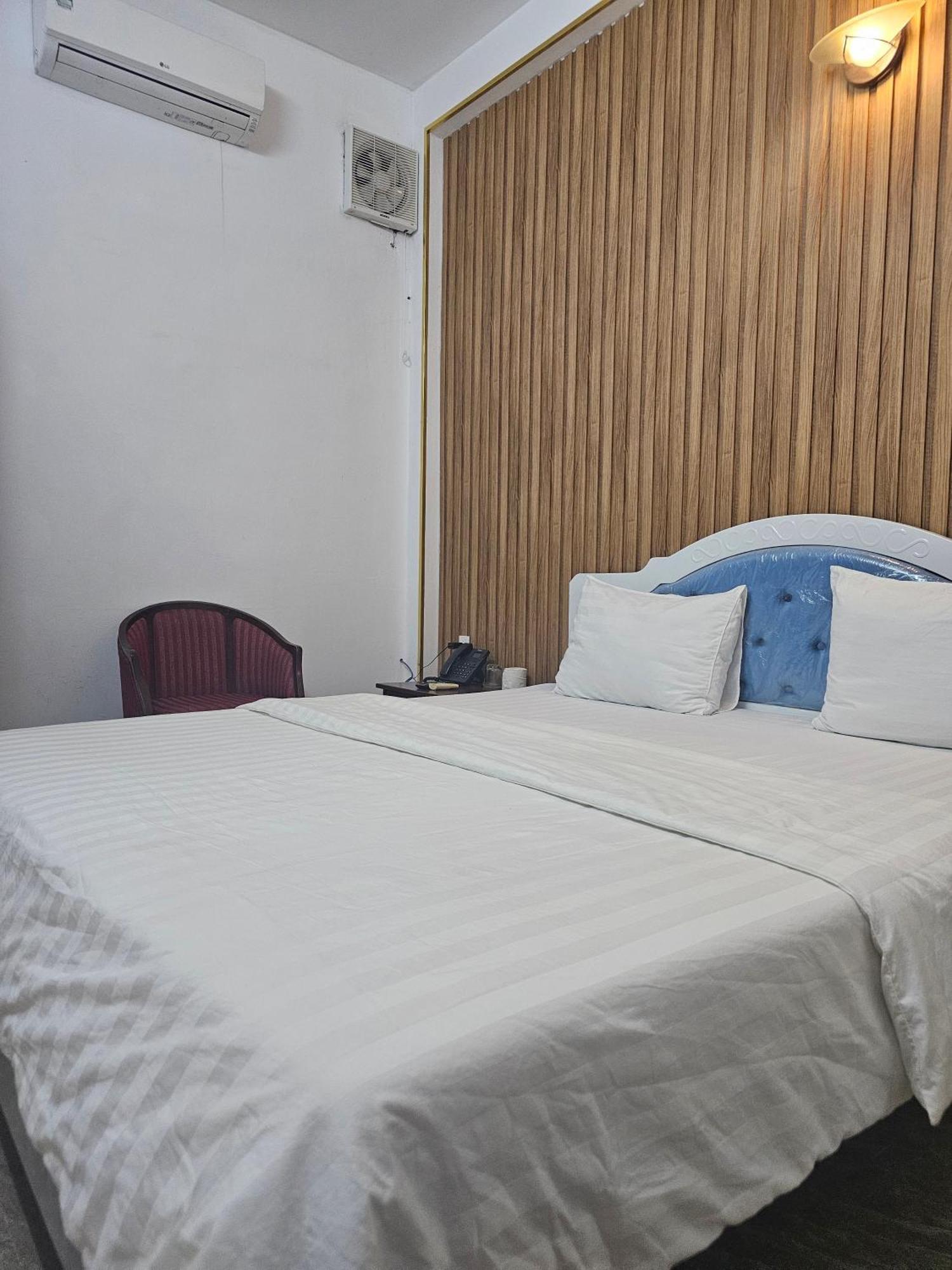 Khach San Trung Mai Hotel Ho Chi Minh City Bagian luar foto
